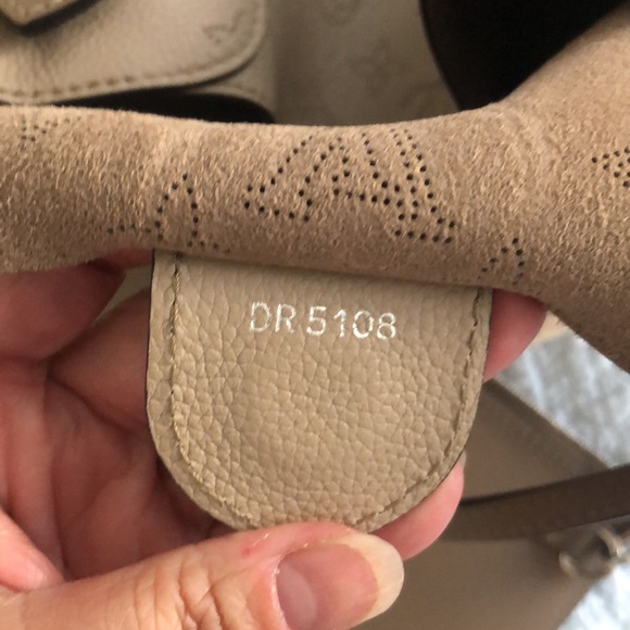 Louis Vuitton Mahina Hina MM Galet Tote - M53140 - Picture 7 of 16